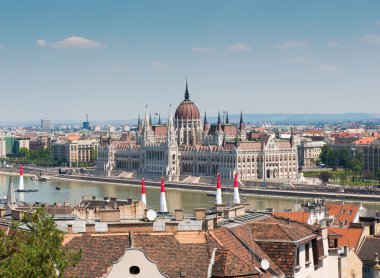 Arka planda Ulusal Macar Parlamentosu ile Budapeşte cityscape