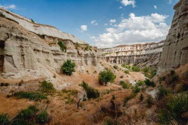 Güneşli gökyüzünün altında görkemli bir yapısı olan dağ.