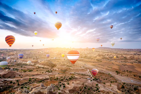 Balloons flying in sky over Cappadocia — Stock Photo, Image