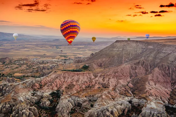 Hot air balloons floating in orange sky — Stock Photo, Image