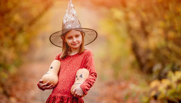 Petite fille tenant des citrouilles pour Halloween — Photo