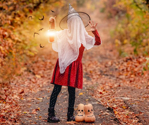 Kleines Mädchen für Halloween-Party angezogen — Stockfoto