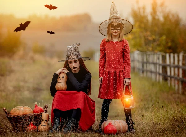 Gyerekek öltözött halloween ünnepi dekoráció — Stock Fotó