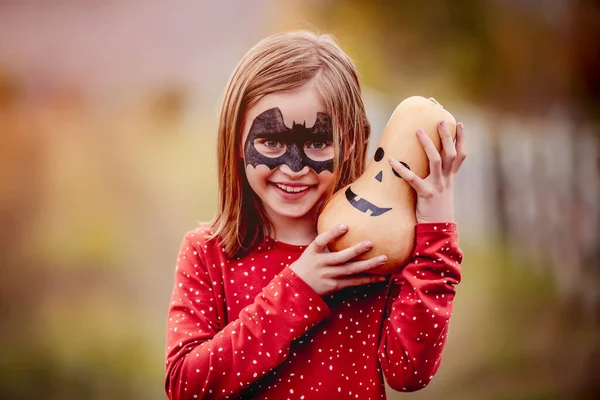 Gadis kecil tersenyum memegang labu di atas kepala — Stok Foto