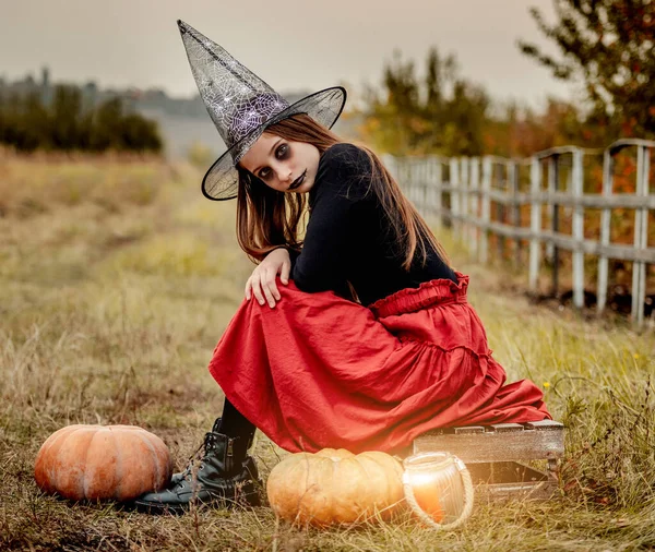 Gadis muda dengan riasan halloween dan kostum — Stok Foto