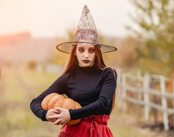 Porträtt av tonåring flicka i häxa hatt — Stockfoto