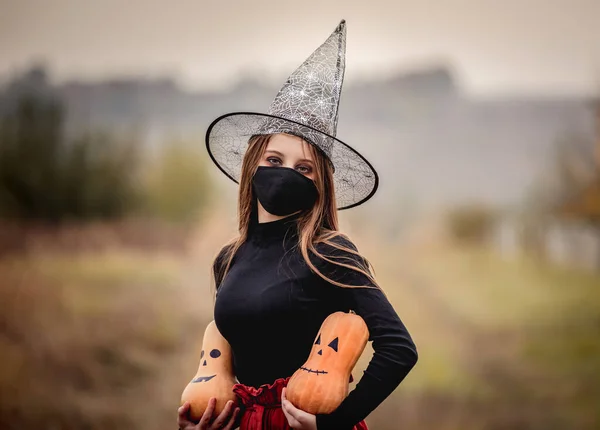 Portrait d'adolescente en chapeau de sorcière — Photo