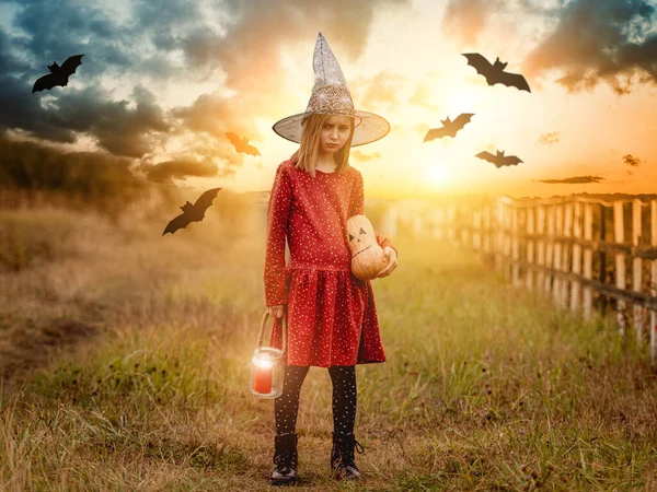 Fetiță în picioare între lilieci pe natură — Fotografie, imagine de stoc