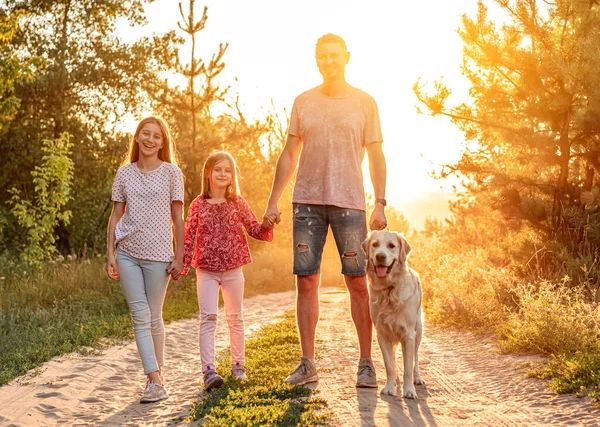 Far med döttrar och retriever utomhus — Stockfoto