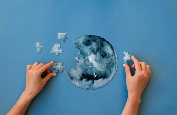 Hands collecting round jigsaw puzzle — Stock Photo, Image