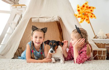 Çocuklar köpek arabasında yatıyor.