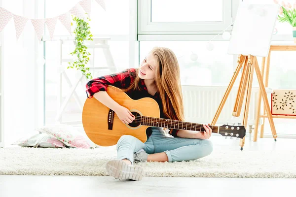 Χαμογελαστή νεαρή κοπέλα με κιθάρα — Φωτογραφία Αρχείου