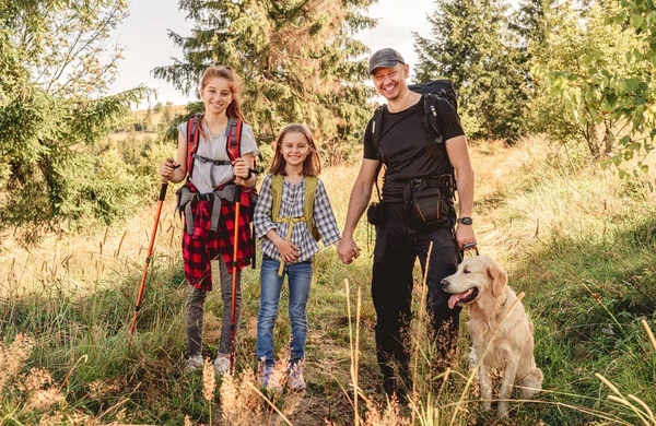 Pai com filhas e caminhadas de cães — Fotografia de Stock