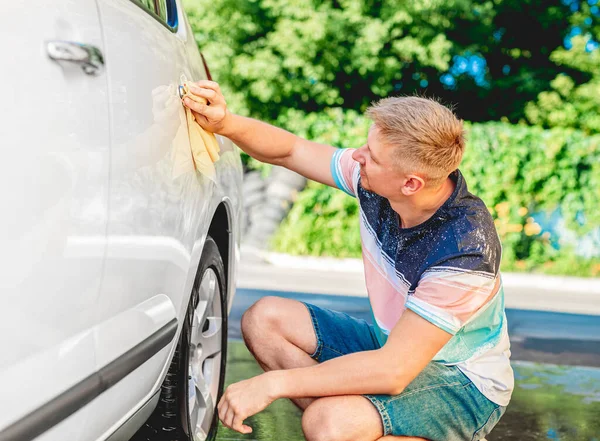 Muž leštění auto s kobercem — Stock fotografie