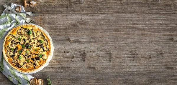Zelfgebakken taart met champignons op een houten tafel — Stockfoto