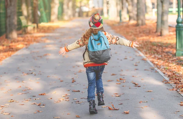 学校の女の子は家に帰る — ストック写真