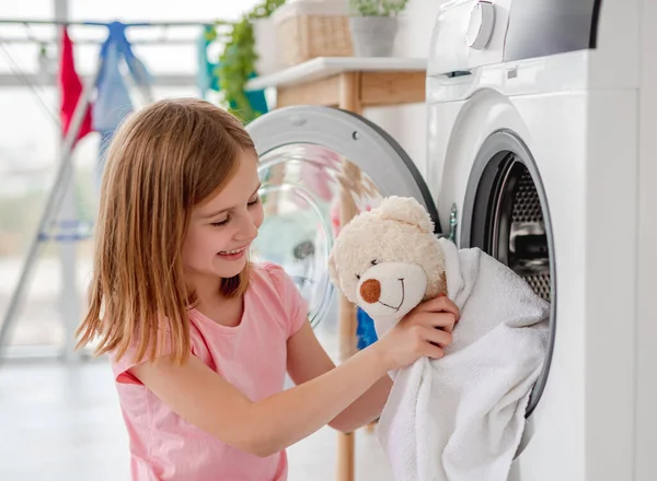 Niña abrazando osito de peluche después de lavar — Foto de Stock