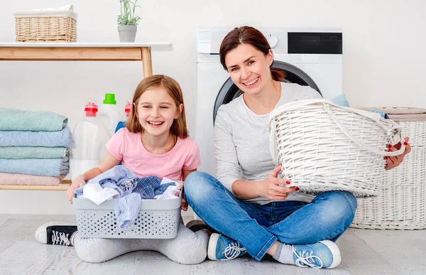 Mutter und tochter haben spaß während wäsche — Stockfoto