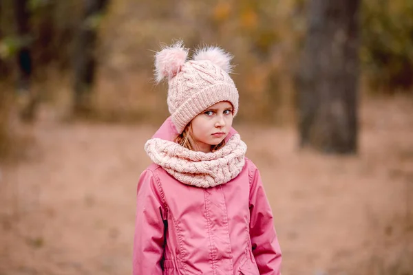 Klein meisje op herfst bos achtergrond — Stockfoto