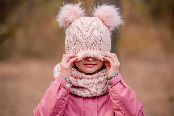 Menina puxando chapéu de malha nos olhos — Fotografia de Stock