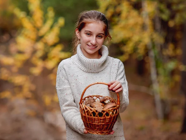 Adolescente tenant panier avec champignons comestibles — Photo