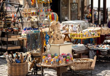 Piyasada satılan renkli hediyelik eşya