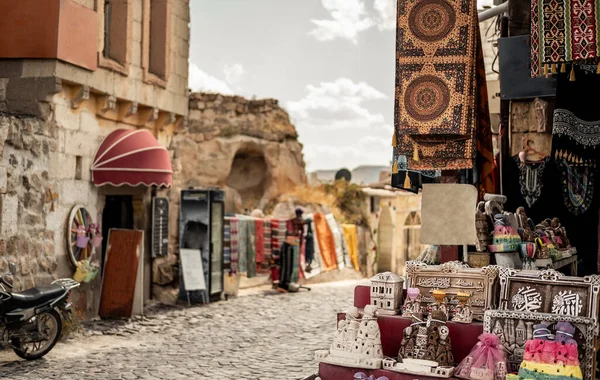 Küçük dükkanları olan hediyelik eşya pazarı. — Stok fotoğraf