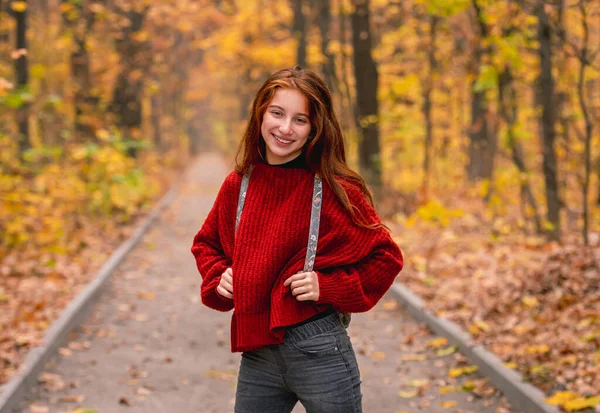 Young girl posing on autumn park road — Stock Photo, Image
