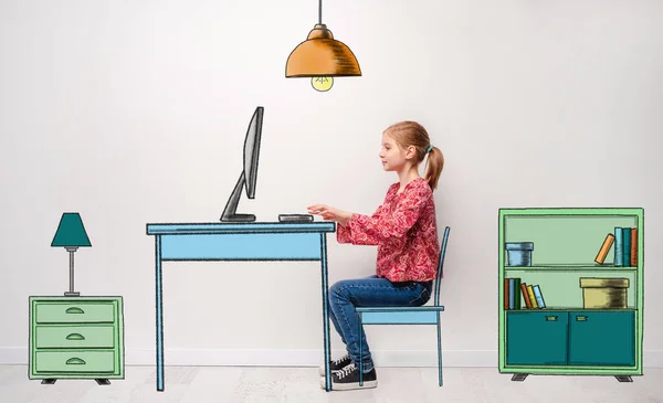 Menina trabalhando no esboço do quarto — Fotografia de Stock