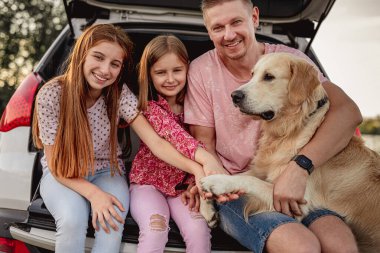 Kızları ve golden retriever 'ı olan baba