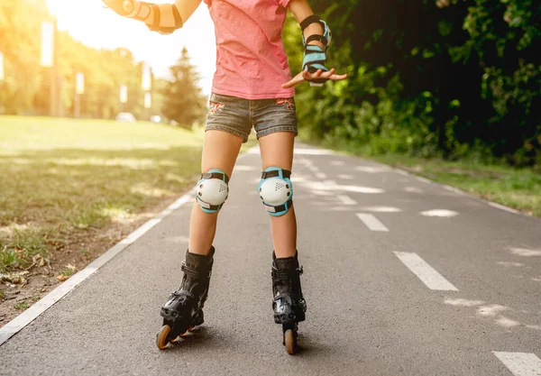 Rolschaatsen op meisje in park — Stockfoto