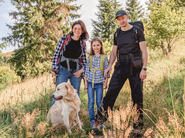 Glad familj vandring i soliga berg — Stockfoto