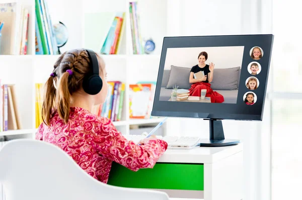 Menina sentada na aula on-line — Fotografia de Stock