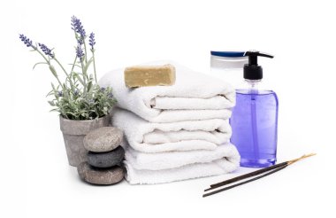 Spa için mumlar ve çiçekler.