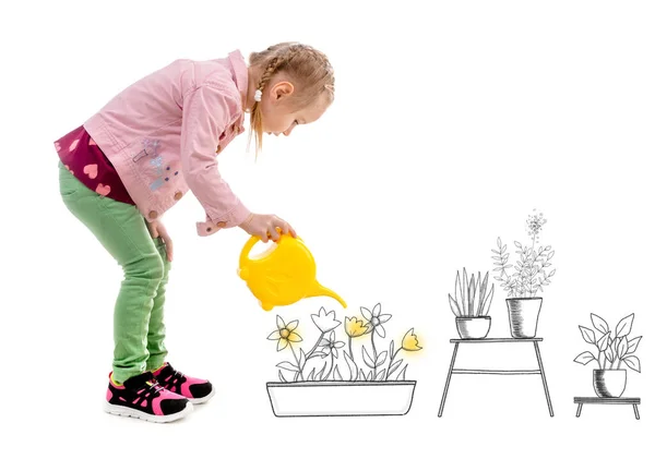 Renkli çizimle çiçekleri sulayan küçük kız. — Stok fotoğraf