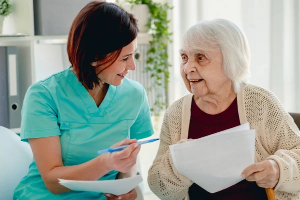Terapeuta conversando com idosa paciente — Fotografia de Stock
