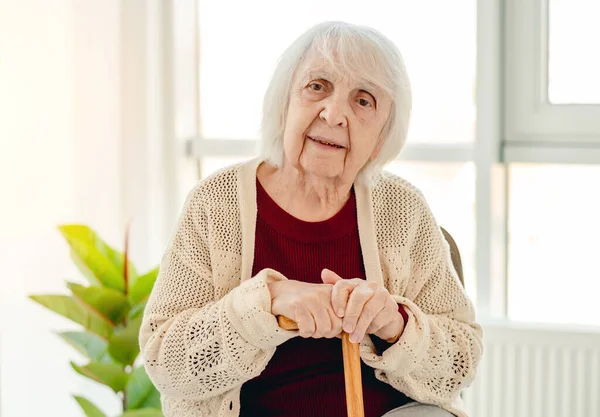 Porträt einer älteren Frau mit Stock — Stockfoto