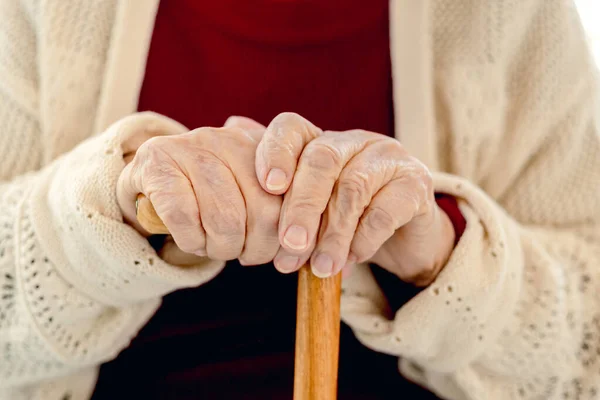 Stock in der Hand einer alten Frau — Stockfoto