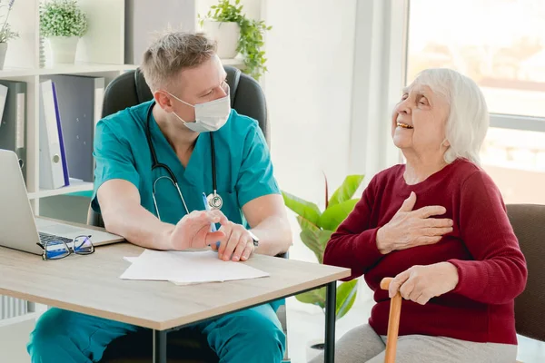 Oudere vrouw die klaagt bij de dokter over gezondheid — Stockfoto