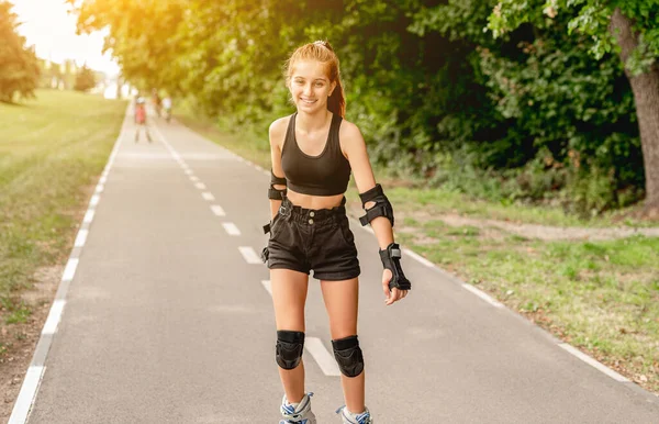 Nastolatka w sportowej łyżwiarstwie rolkowym — Zdjęcie stockowe