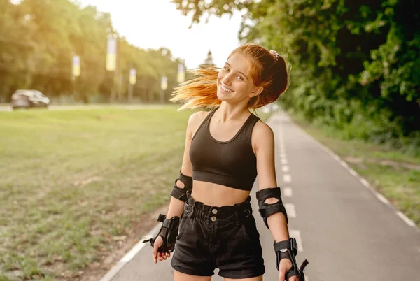 Teenager Mädchen in Sportbekleidung Rollschuhlaufen — Stockfoto