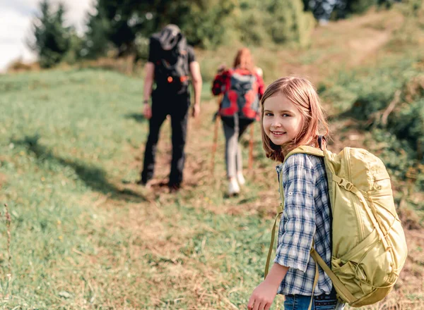 Χαμογελώντας κοριτσάκι πεζοπορία στα βουνά — Φωτογραφία Αρχείου
