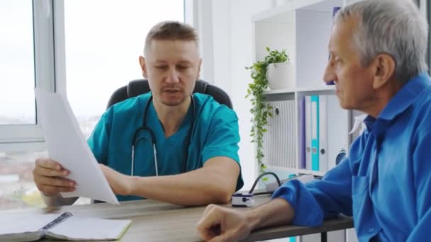 Médico que dá recomendações médicas ao doente — Vídeo de Stock