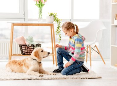 Evde köpek eğiten kız.