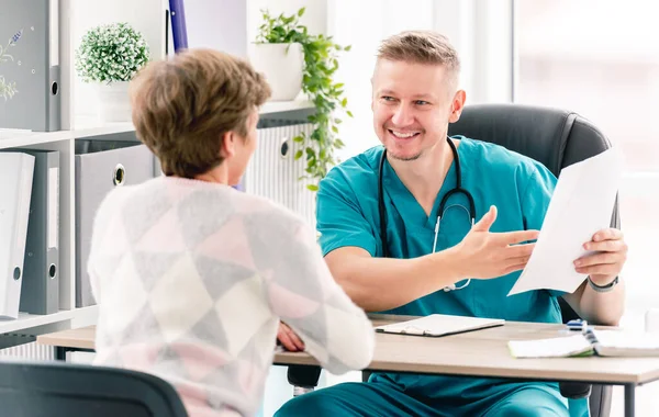 Glimlachende therapeut praat met vrouw patiënt — Stockfoto