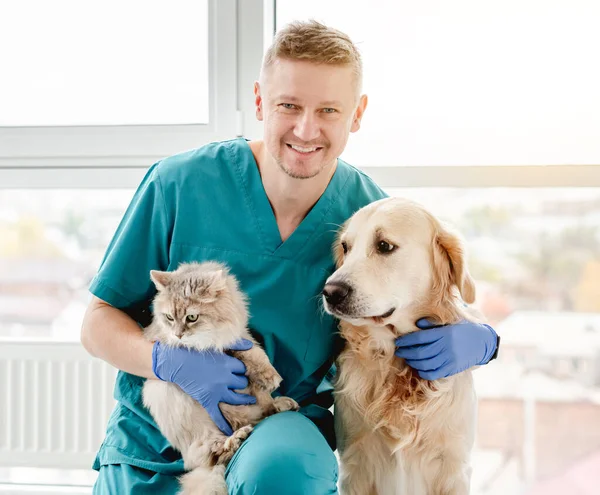 Mutlu veteriner kucaklayan köpek ve kedi — Stok fotoğraf