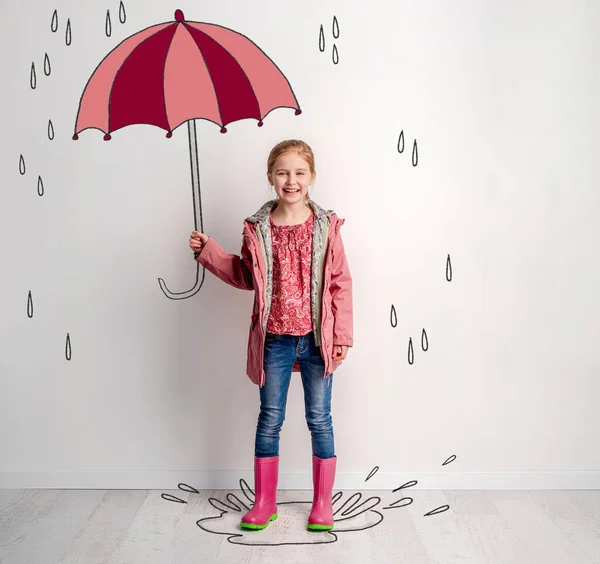 Şemsiyenin altında saklanan küçük kız — Stok fotoğraf