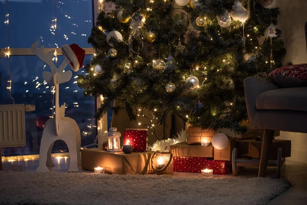 Evening illumination of christmas decorations and presents — Stock Photo, Image