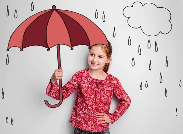 Yağmurdan saklanan mutlu küçük kız — Stok fotoğraf