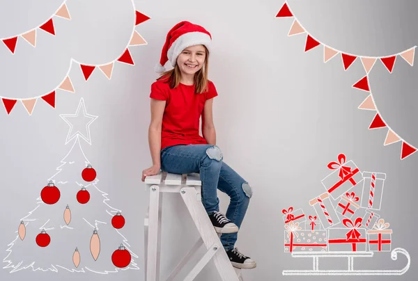 Bambina in mezzo ai disegni di Natale — Foto Stock